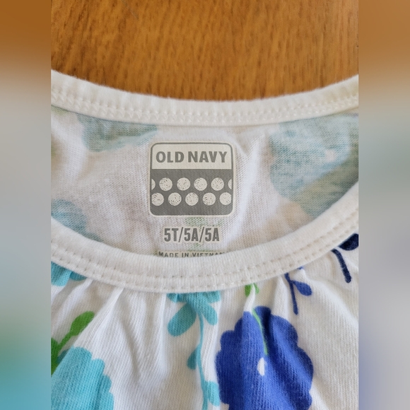 Girls size 5t shirts bundle - Picture 2 of 3